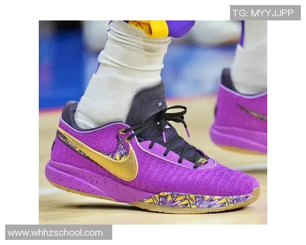 足球明星穿紫色球鞋展现独特风格引领时尚潮流与运动热潮